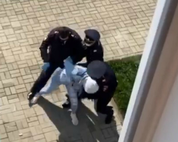 Девушке заломили руки при попытке побега из обсерватора в Сочи Девушке заломили руки при попытке побега из обсерватора в Сочи