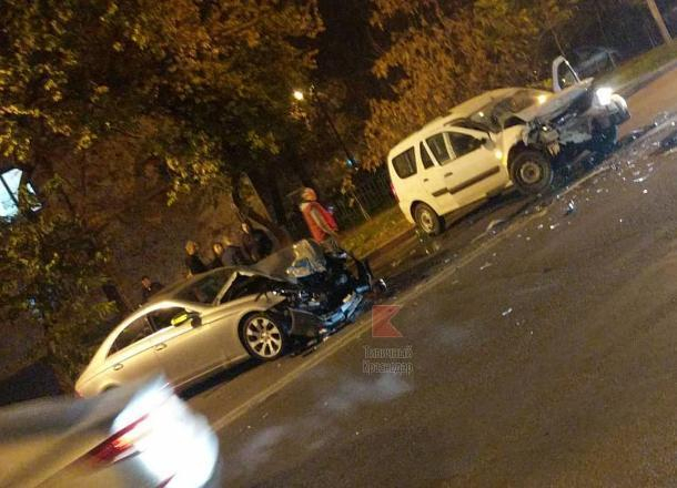 В Краснодаре в ДТП с тремя автомобилями пострадал мужчина В Краснодаре в ДТП с тремя автомобилями пострадал мужчина