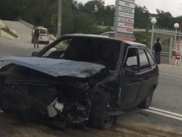В Сочи жесткое ДТП попало на видео: «девятка» на полной скорости врезалась в «Ниссан» В Сочи жесткое ДТП попало на видео: «девятка» на полной скорости врезалась в «Ниссан»