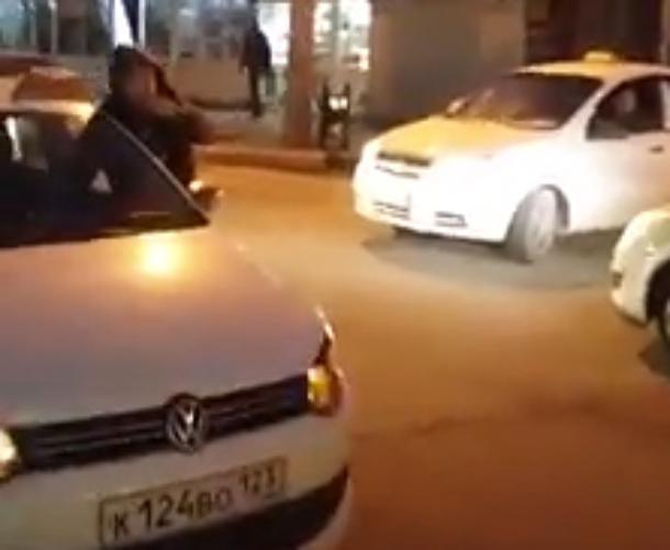 Водители Анапы почтили память жертв трагедии в Кемерово сигнальными гудками Водители Анапы почтили память жертв трагедии в Кемерово сигнальными гудками