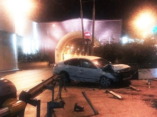 Водитель иномарки в Сочи на бешеной скорости влетел в отбойник Водитель иномарки в Сочи на бешеной скорости влетел в отбойник