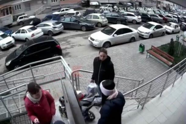 Хулиганами, сбросившими кирпич из окна многоэтажки на прохожих, занялась полиция Краснодара Хулиганами, сбросившими кирпич из окна многоэтажки на прохожих, занялась полиция Краснодара