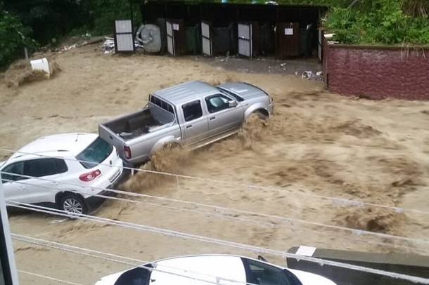 Мощный поток воды снес внедорожник в Сочи Мощный поток воды снес внедорожник в Сочи