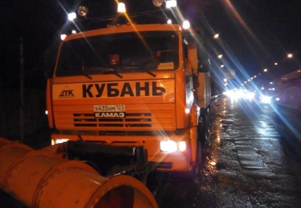 Улицы Краснодара обработали реагентами против гололеда Улицы Краснодара обработали реагентами против гололеда