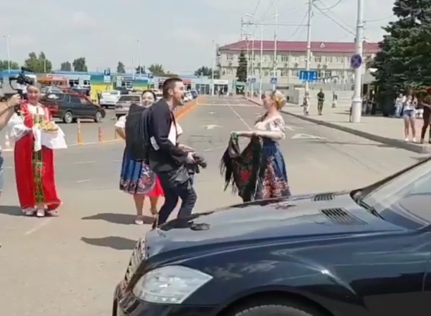 Диму Билана в Краснодаре встретили казачьими песнями и хлебом и солью Диму Билана в Краснодаре встретили казачьими песнями и хлебом и солью