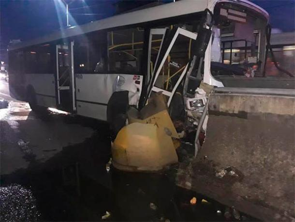 Девять человек пострадали в ДТП с рейсовым автобусом в Сочи Девять человек пострадали в ДТП с рейсовым автобусом в Сочи