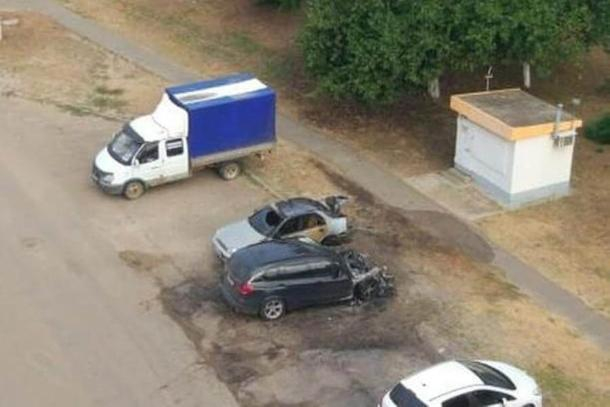 В Краснодарском крае неизвестные сожгли дорогую иномарку В Краснодарском крае неизвестные сожгли дорогую иномарку