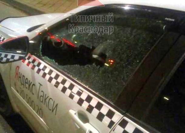 В центре Краснодара неизвестный выстрелил в машину такси В центре Краснодара неизвестный выстрелил в машину такси