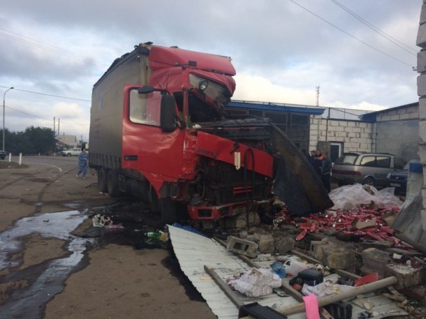 В лобовом столкновении с фурой под Воронежем погиб житель Кубани В лобовом столкновении с фурой под Воронежем погиб житель Кубани