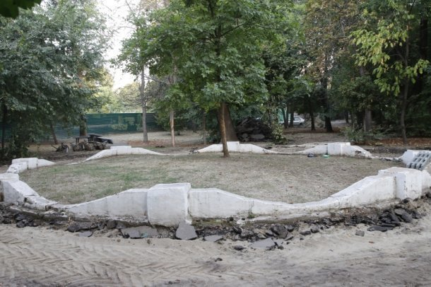 В Краснодаре начали ремонтировать Вишняковский сквер В Краснодаре начали ремонтировать Вишняковский сквер