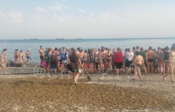 Стали известны подробности попадания молнии в мужчину во время купания в Черном море Стали известны подробности попадания молнии в мужчину во время купания в Черном море