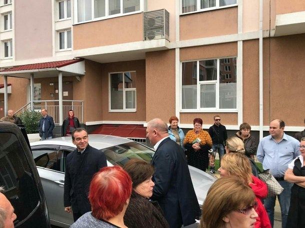 Губернатор пообщался с застрявшими в Сочи пассажирами Губернатор пообщался с застрявшими в Сочи пассажирами
