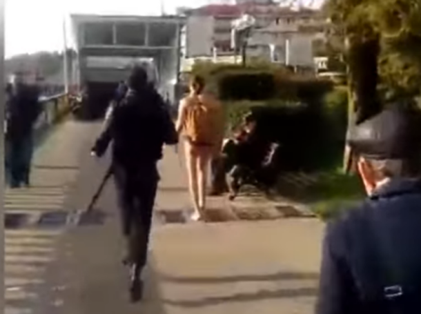 Полицейские гонялись за голым мужиком по Сочи Полицейские гонялись за голым мужиком по Сочи