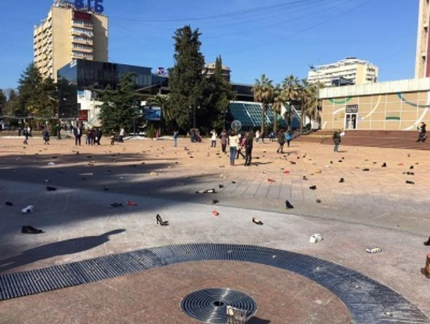 В Сочи на площади Флага люди приклеили к плитке сотни пар обуви В Сочи на площади Флага люди приклеили к плитке сотни пар обуви