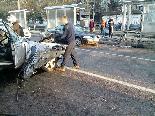 В Краснодаре «Мерседес» врезался в остановку В Краснодаре «Мерседес» врезался в остановку