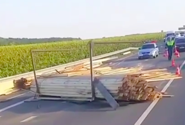 Доски на трассе стали причиной ДТП на Кубани Доски на трассе стали причиной ДТП на Кубани
