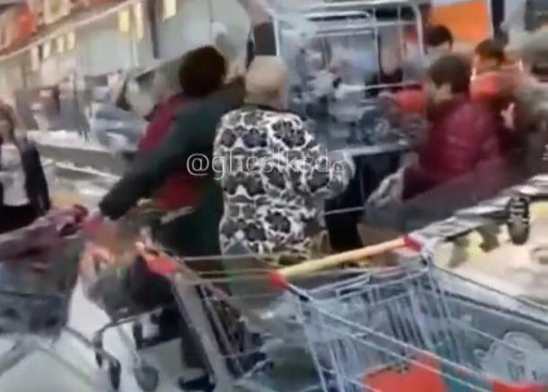 Кубанцы продолжают драки за акционные сковородки в «Магните» Кубанцы продолжают драки за акционные сковородки в «Магните»