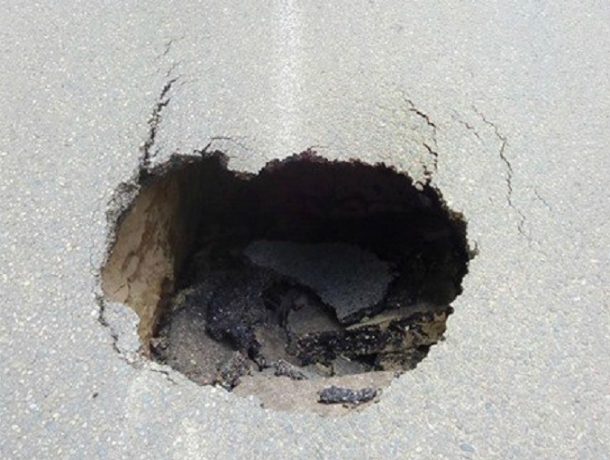 В Ростове на переулке Островского провалился асфальт