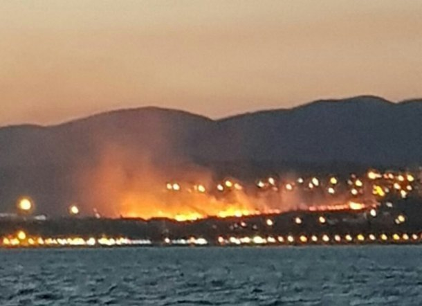 Под Геленджиком полыхал масштабный пожар Под Геленджиком полыхал масштабный пожар