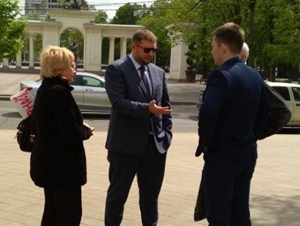 Мэрия Краснодара, услышав вице-губернатора, вышла к обманутым дольщикам Мэрия Краснодара, услышав вице-губернатора, вышла к обманутым дольщикам