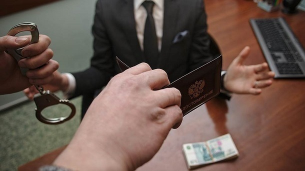 Геленджикский пристав попался на крупной взятке и других преступлениях Геленджикский пристав попался на крупной взятке и других преступлениях