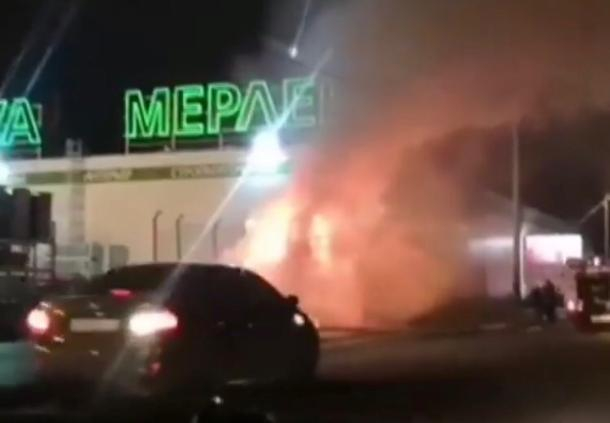 В Краснодаре около торгового центра дотла сгорела фура В Краснодаре около торгового центра дотла сгорела фура