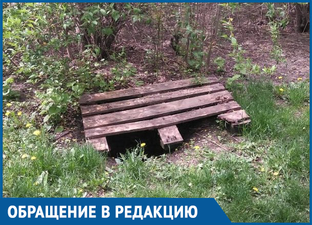 «А воз и ныне там»: жители Фестивального год не могут выпросить крышку люка «А воз и ныне там»: жители Фестивального год не могут выпросить крышку люка
