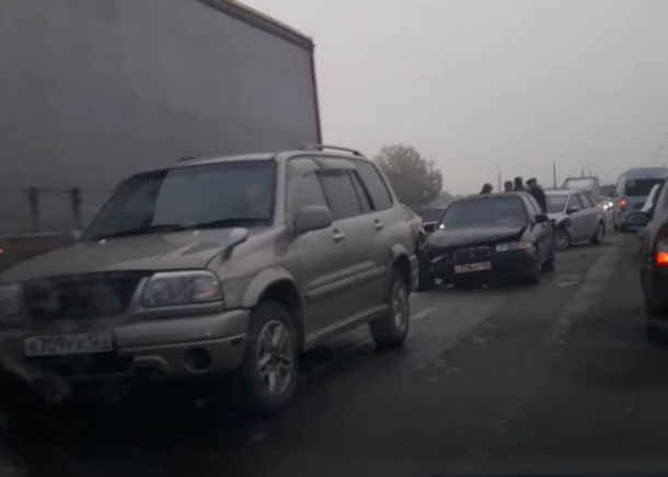 Из-за тумана в Краснодаре столкнулись три машины Из-за тумана в Краснодаре столкнулись три машины