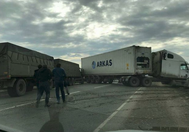 Фура после столкновения с «КамАЗом» перекрыла трассу под Краснодаром Фура после столкновения с «КамАЗом» перекрыла трассу под Краснодаром