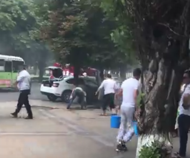 В центре Краснодара люди с ведрами тушили загоревшуюся иномарку В центре Краснодара люди с ведрами тушили загоревшуюся иномарку