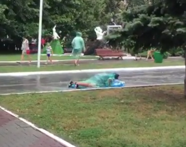 Во время дождя в Геленджике парень поплавал на матрасе прямо на улице Во время дождя в Геленджике парень поплавал на матрасе прямо на улице