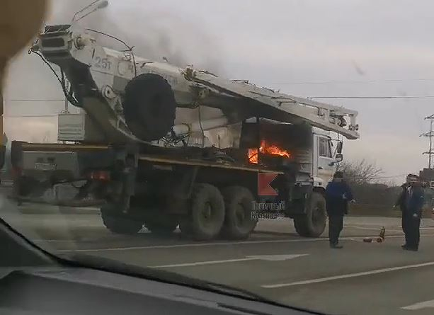 Автокран сгорел на Ростовском шоссе в Краснодаре Автокран сгорел на Ростовском шоссе в Краснодаре