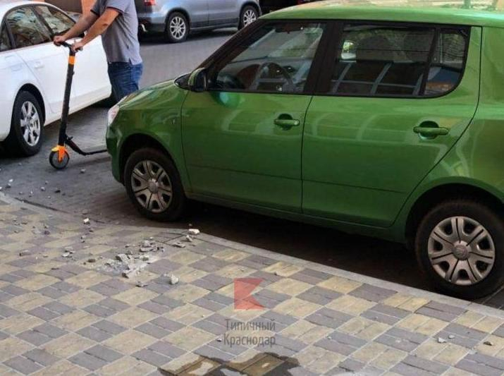 В Краснодаре облицовка с балкона рухнула на тротуар В Краснодаре облицовка с балкона рухнула на тротуар