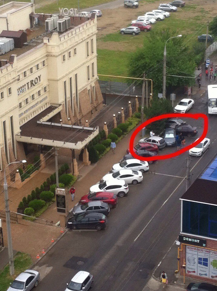 В Краснодаре автомобилист протаранил четыре машины на парковке В Краснодаре автомобилист протаранил четыре машины на парковке