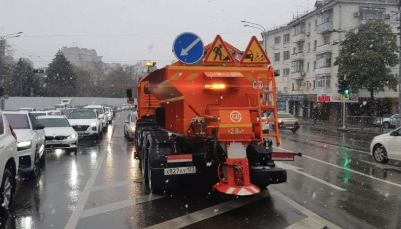 После обрушившегося на Краснодар снега на улицы города вышла спецтехника После обрушившегося на Краснодар снега на улицы города вышла спецтехника