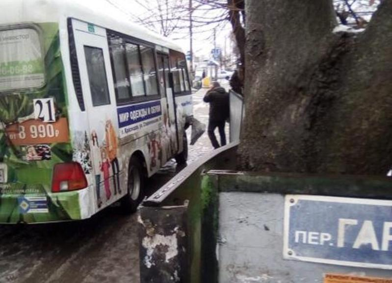 Пустой автобус снес легковушку в Краснодаре Пустой автобус снес легковушку в Краснодаре