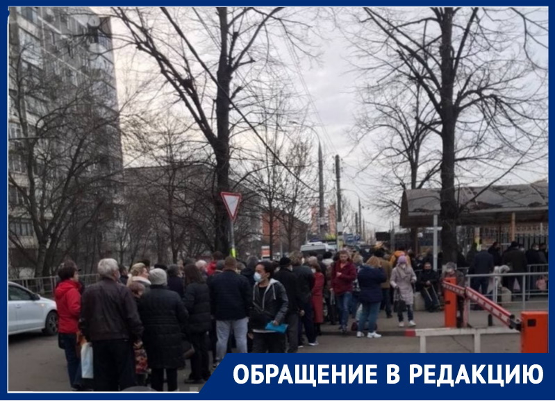 Толпы людей без масок выстроились у краевой больницы Краснодара Толпы людей без масок выстроились у краевой больницы Краснодара