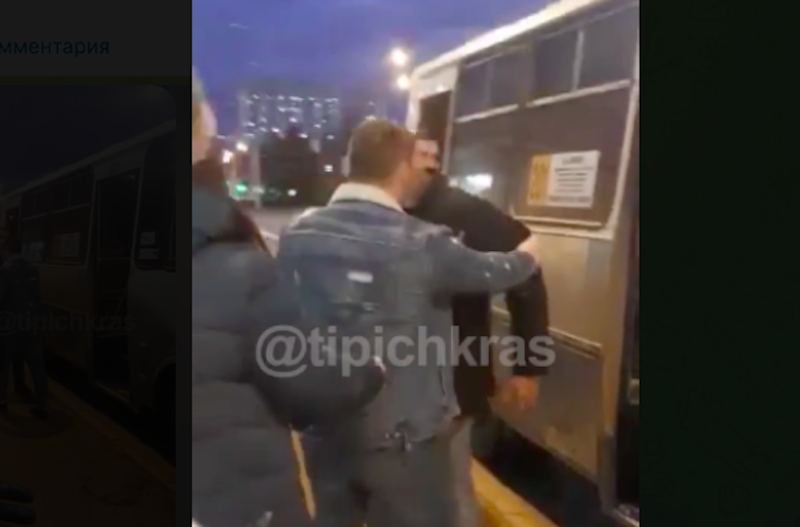 Полиция проводит проверку после драки пьяных пассажиров в маршрутке Краснодара Полиция проводит проверку после драки пьяных пассажиров в маршрутке Краснодара
