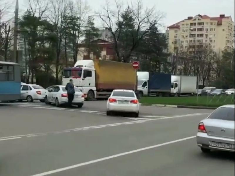 В Краснодаре из-за ДТП образовалась пробка по дороге в центр города В Краснодаре из-за ДТП образовалась пробка по дороге в центр города