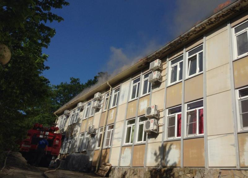 В Краснодарском крае загорелась база отдыха В Краснодарском крае загорелась база отдыха