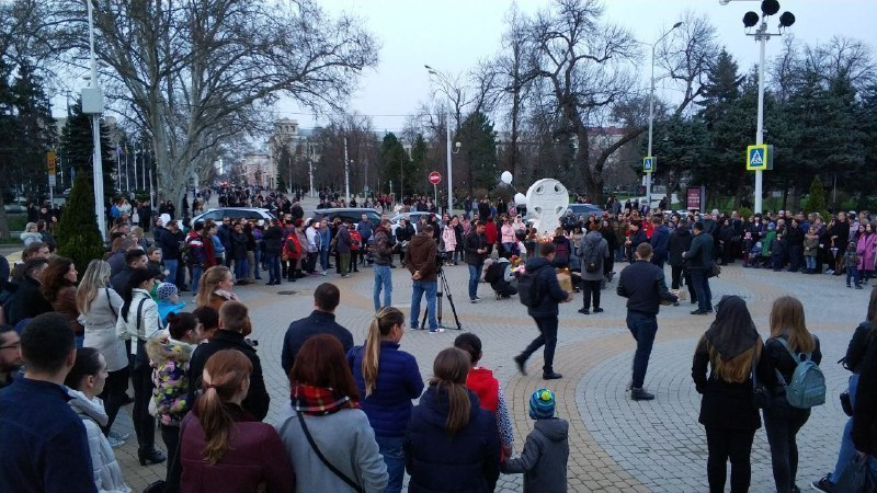 В Краснодаре началась траурная акция по погибшим в Кемерово В Краснодаре началась траурная акция по погибшим в Кемерово