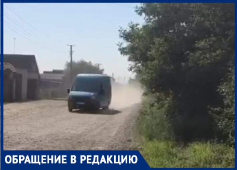 «Детям невозможно выйти на прогулку», - жители Кубани просят отремонтировать дорогу «Детям невозможно выйти на прогулку», - жители Кубани просят отремонтировать дорогу