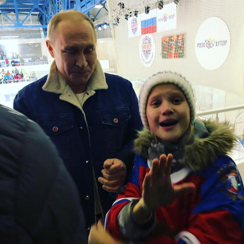 Путин пообещал 10-летней сочинке прокатить ее на своей яхте Путин пообещал 10-летней сочинке прокатить ее на своей яхте