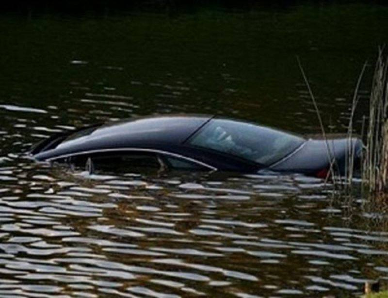 Во время потопа в Сочи Toyota унесло в реку: погиб полицейский, его жену и дочь ищут Во время потопа в Сочи Toyota унесло в реку: погиб полицейский, его жену и дочь ищут