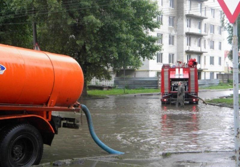 Пятичасовой дождь заставил поработать чиновников Краснодара и спецслужбы Пятичасовой дождь заставил поработать чиновников Краснодара и спецслужбы