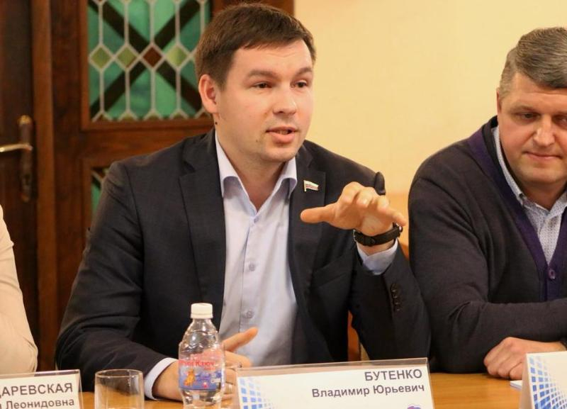 Чем занимался весь 2019 год депутат Гордумы Бутенко, считающий себя учеником «Единой России» Чем занимался весь 2019 год депутат Гордумы Бутенко, считающий себя учеником «Единой России»