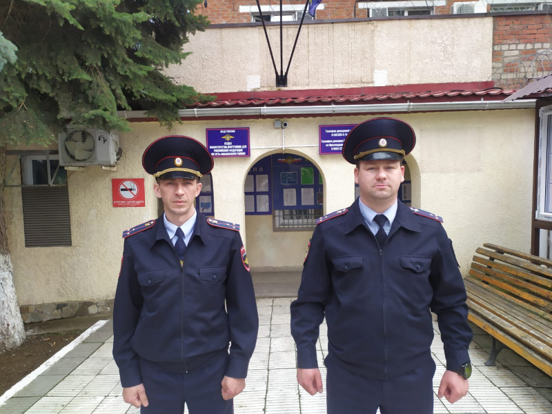 На Кубани двое полицейских вытащили пенсионера из горящего дома На Кубани двое полицейских вытащили пенсионера из горящего дома