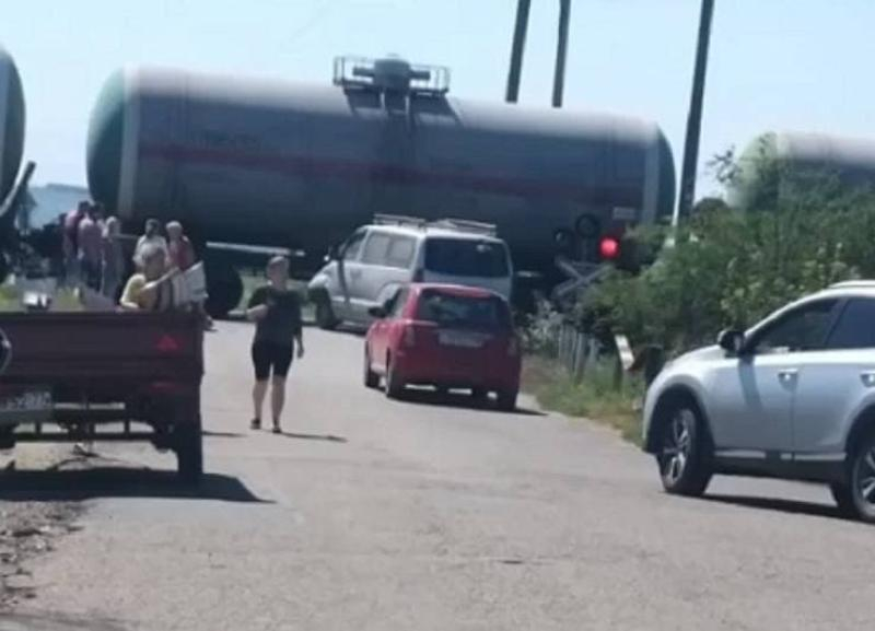 Грузовой поезд протаранил легковушку в Краснодарском крае Грузовой поезд протаранил легковушку в Краснодарском крае