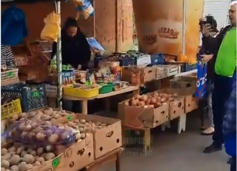 Торговые палатки заблокировали пожарный проезд в Краснодаре Торговые палатки заблокировали пожарный проезд в Краснодаре