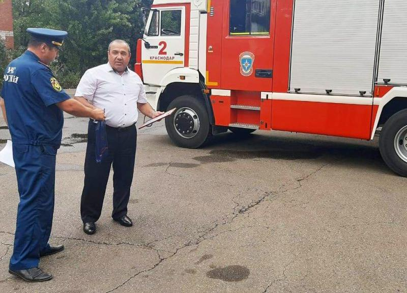 Краснодарца наградили за спасение водителя из горящего авто Краснодарца наградили за спасение водителя из горящего авто